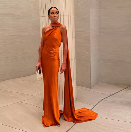 Flora | Maxi-Cape-Dress mit zeitloser Ausstrahlung